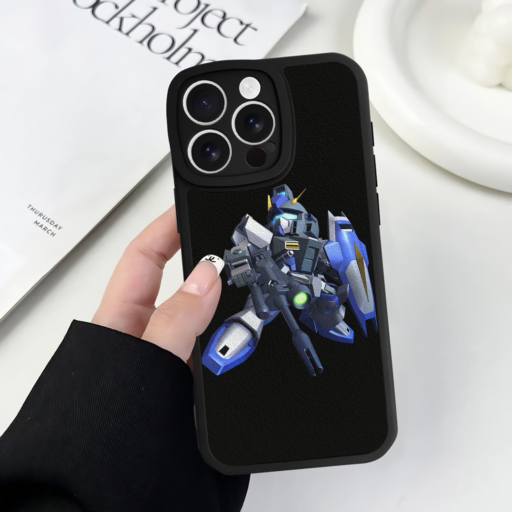 （画像用） 機動戦士ガンダム Mobile Suit Gundam 【iPhone 16シリーズ対応】シリコンスマホケース（レザー調） 材質：シリコン
